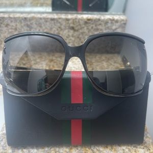 Gucci women's glasses with very little use in perfect condition, with its case